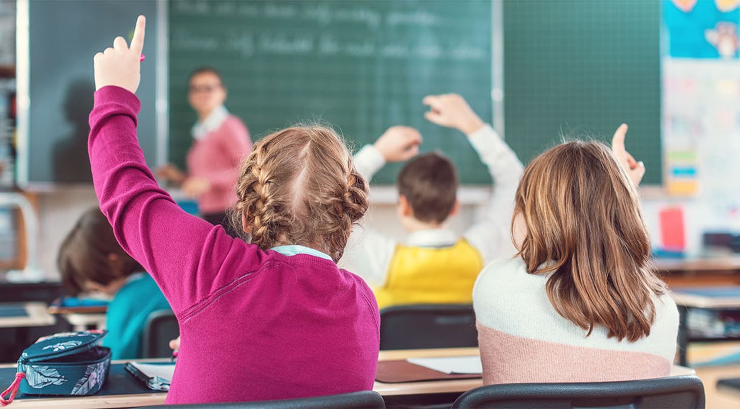 Skolebrn som rkker hnderne op